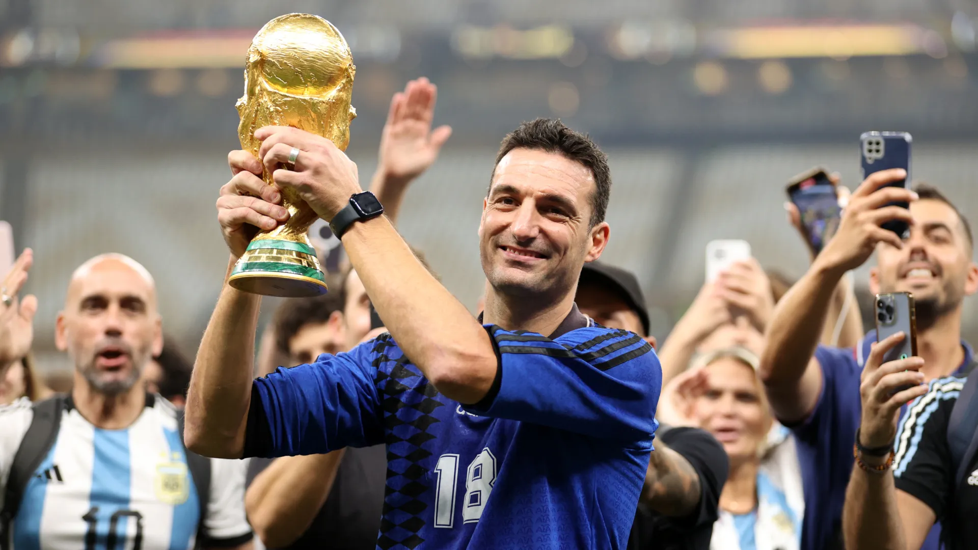 Lionel Scaloni with the World Cup trophy. (Getty Images)