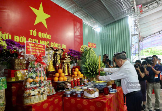Tổng Bí thư, Chủ tịch nước Tô Lâm dâng hương tưởng niệm các Anh hùng liệt sĩ tại Công viên Lê Thị Riêng. Ảnh: Anh Tú