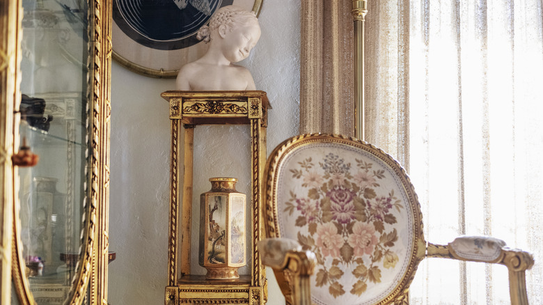 The Old Vintage Decor Trend That's Making An Elegant Comeback In Homes Today