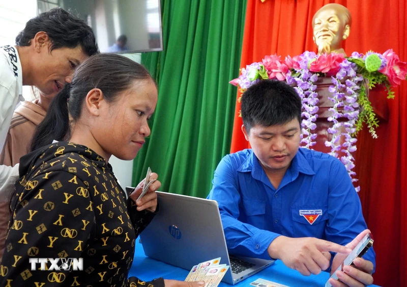 Quảng Ngãi: Ngược núi hỗ trợ dịch vụ công cho đồng bào dân tộc Cor