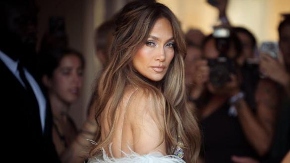 Jennifer Lopez celebra 57 años: claves de su rutina de bienestar y fitness