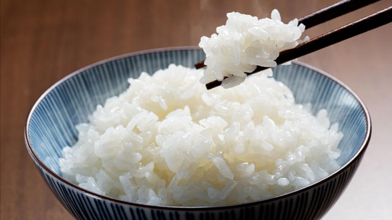 ข้าวสวย vs ข้าวเหนียว กินแบบไหนอิ่มนานกว่า? เทียบชัดๆ แคลอรี ไขมัน และสารอาหาร