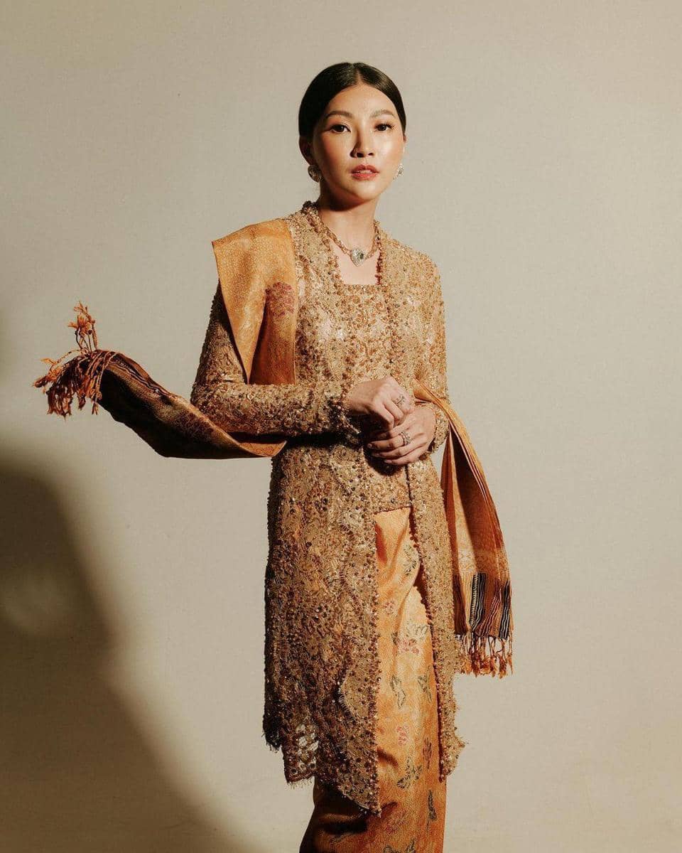 10 Inspirasi Model Kebaya Brokat Elegan ala Selebriti Indonesia