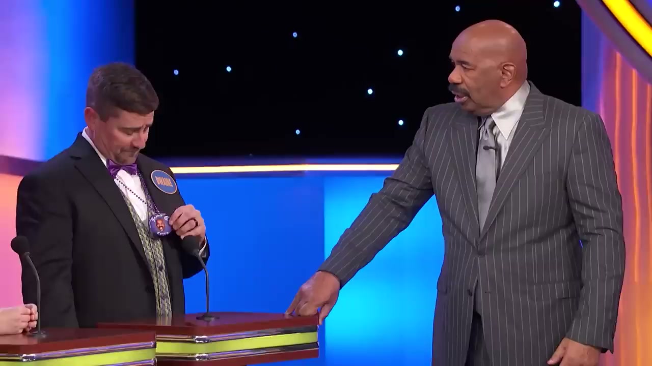 Steve Harvey roasts stinky podium answer