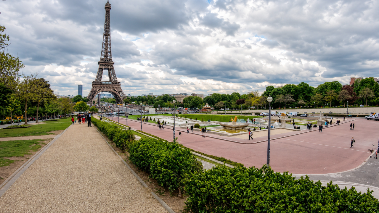 A scenic Paris walk from Trocadéro toward the Eiffel Tower (4K)