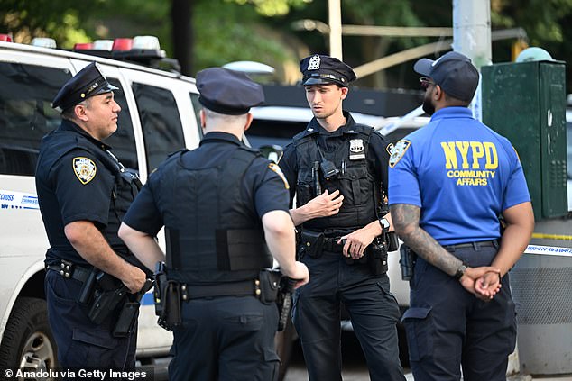 Report: Maniac arrested after stabbing two men outside NYC synagogue