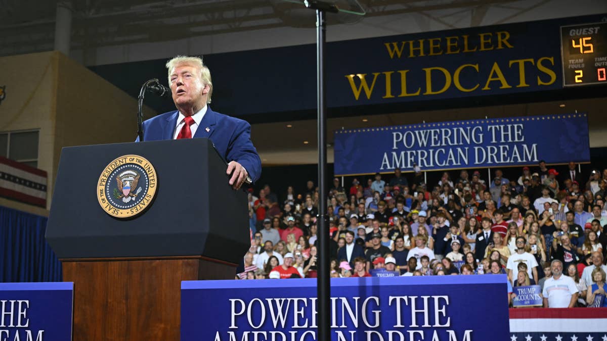 Man behind Trump at Georgia rally goes viral for imitating him—here's ...