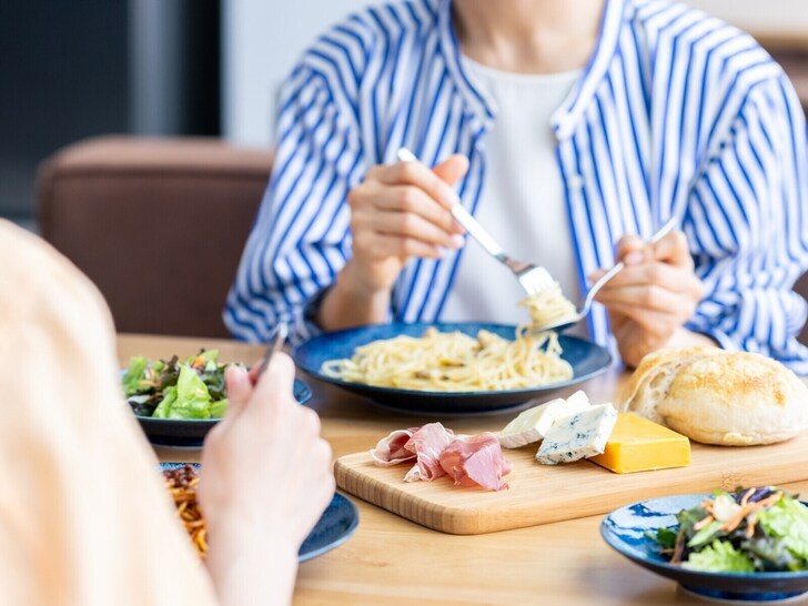 「生活って食べ方に出るんだ」10年ぶりの女子会で気づいた友人の「驚きの食事マナー」