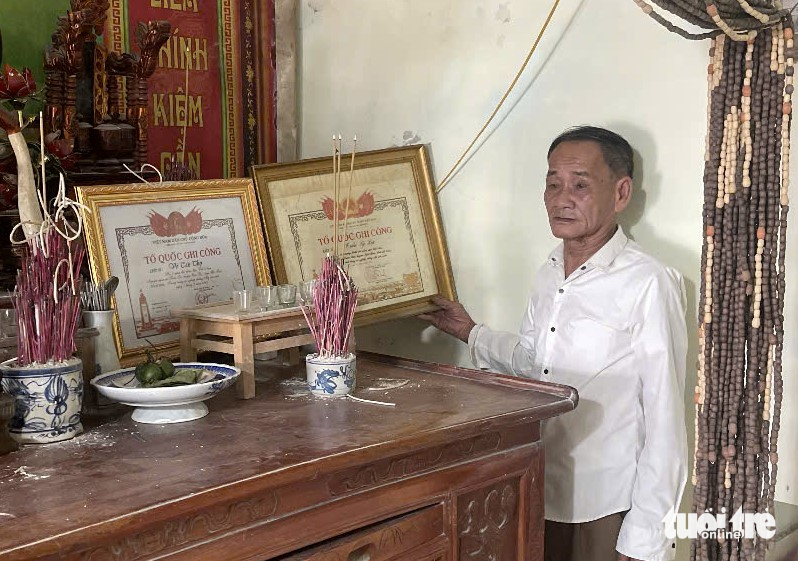 Bàn thờ có hai liệt sĩ là anh em ruột nhưng mang hai họ