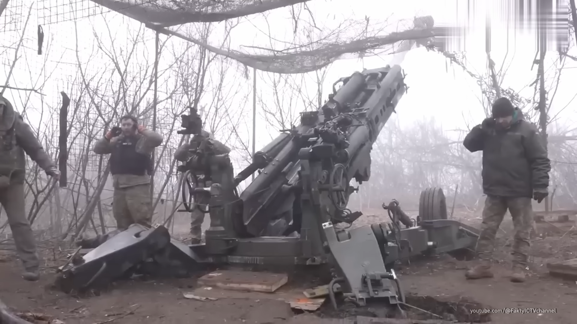 Watch the M777 fire on camera… seconds later Russian positions disappear