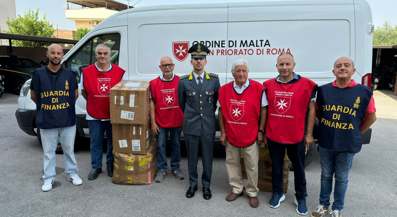 Finanza: capi di abbigliamento sequestrati donati alla Croce Rossa e all'Ordine di Malta
