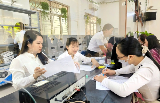 Tin tức sáng 25-7: Bộ Nội vụ bãi bỏ thủ tục xếp lương với viên chức hoàn thành tập sự