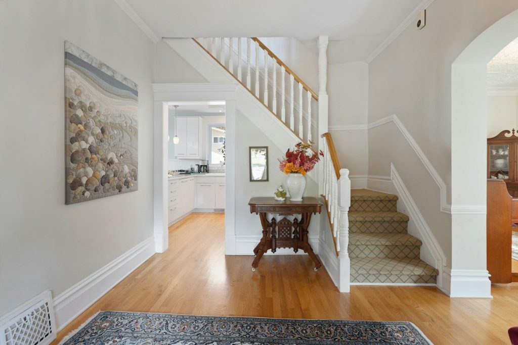 Steal these vintage entryway hacks that still make any home feel bigger ...