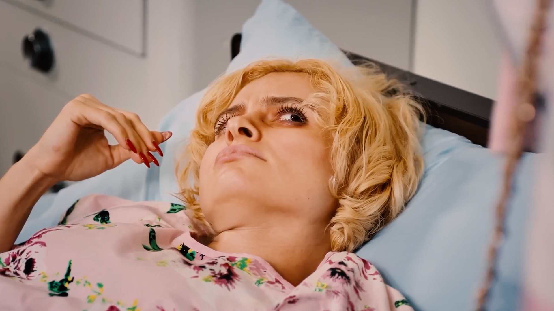 Toxic mom controls famous daughter
