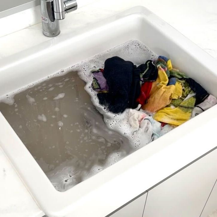 洗剤を溶かした40度のお湯にタオルをつけ置きしたら「びっくり」「思っていた以上」【洗濯の知恵】
