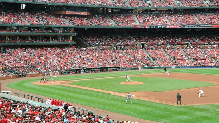 Cubs fan slaps seated spectator during national anthem, sparking online ...