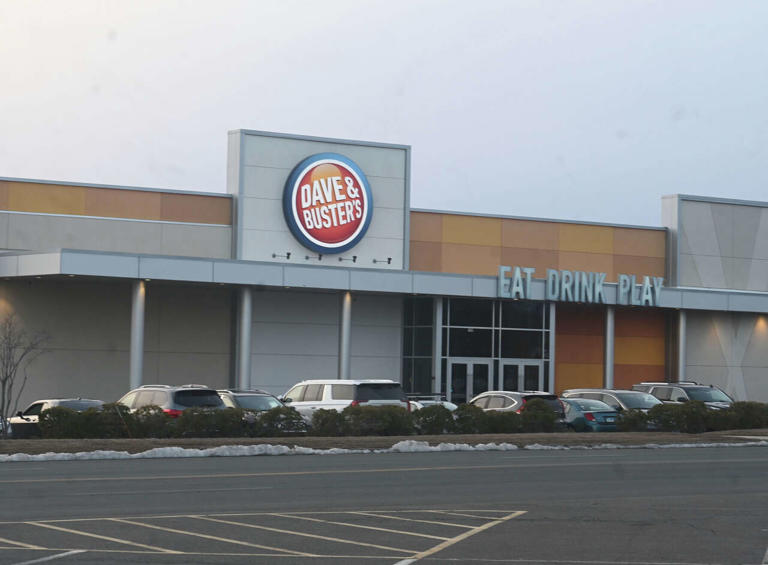 Two Buckland Hills restaurant properties sold for $4.8 million, with ...