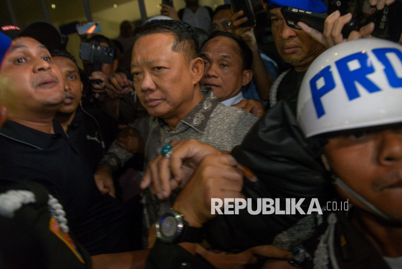 Mantan Jaksa Agung Muda Tindak Pidana Khusus (Jampidsus) Kejaksaan Agung (Kejagung) Febrie Adriansyah berjalan menuju mobil tahanan usai menjalani pemeriksaan di Kejaksaan Agung, Jakarta, Jumat (24/7/2026).
