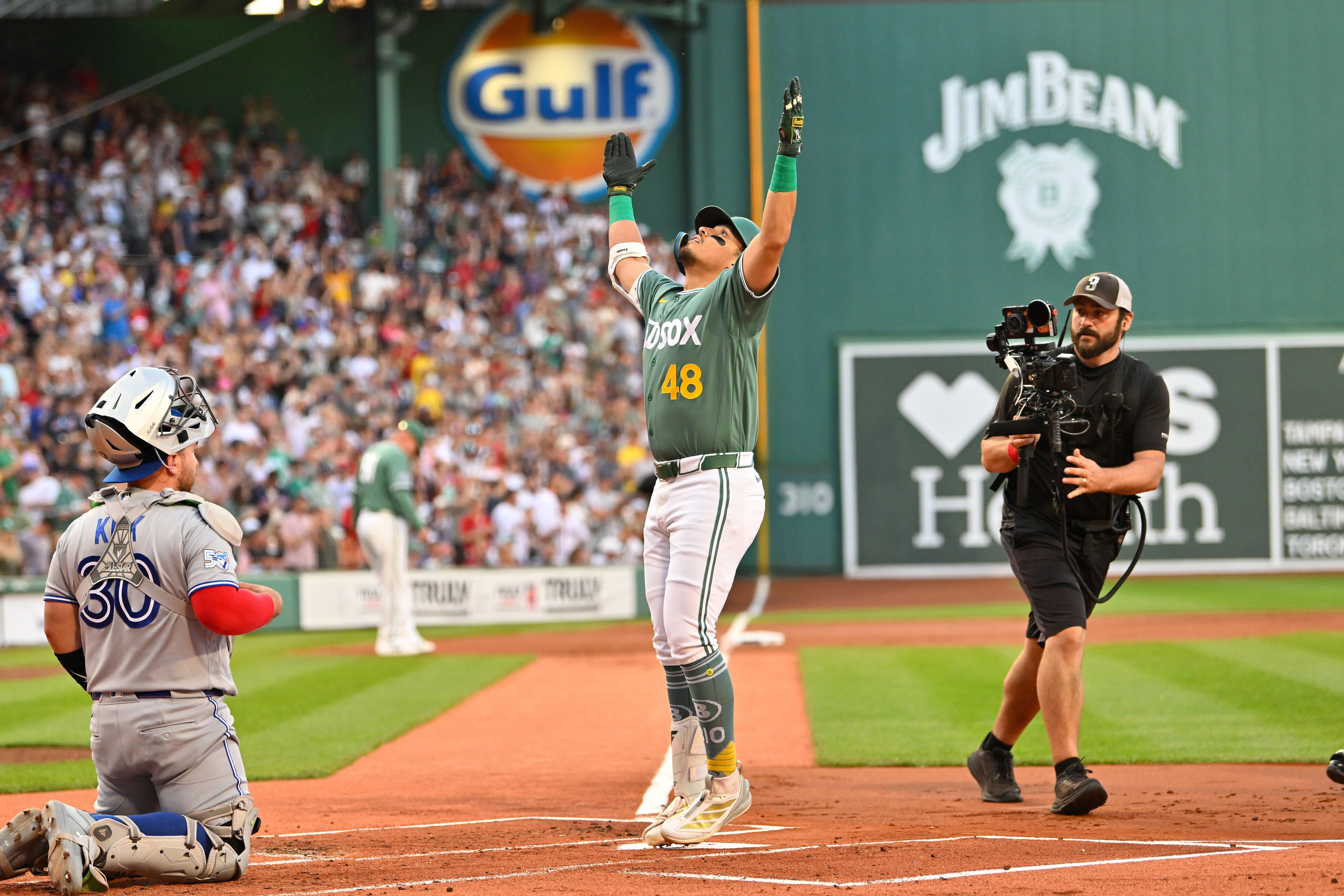 Red Sox survive bullpen disaster to beat Blue Jays 6-4