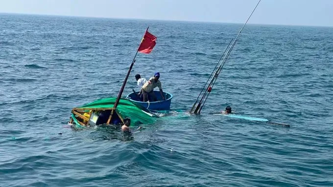 Chìm tàu cá trên ngư trường Trường Sa, 33 ngư dân thoát nạn, ba người mất tích