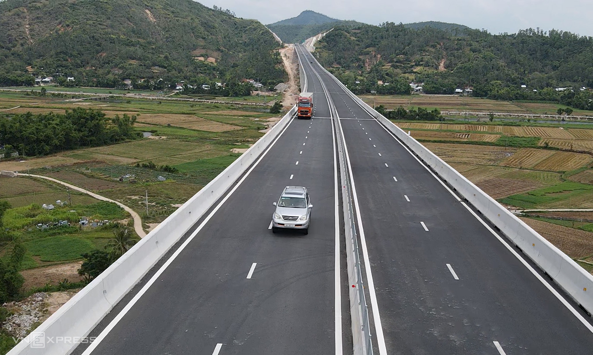 Hiểu đúng lý giải của CSGT về sử dụng làn trái cao tốc