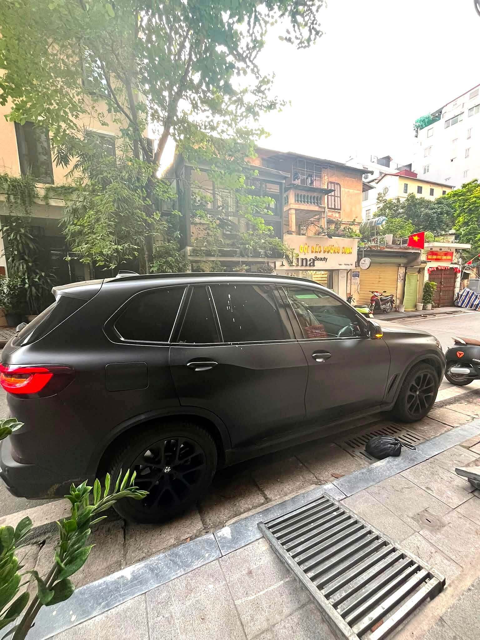 Bức xúc vì bị ôtô đỗ chặn cửa nhà