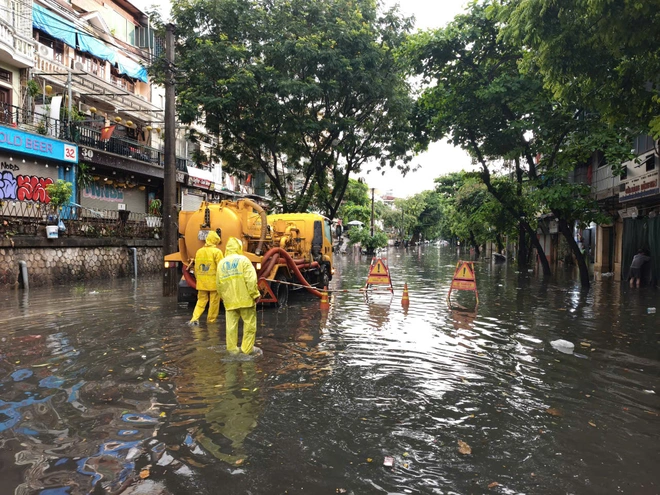 10 điểm 'dềnh nước' ở Hà Nội sau mưa lớn sáng 25-7, đường Võ Chí Công ngập sâu nhất 30cm