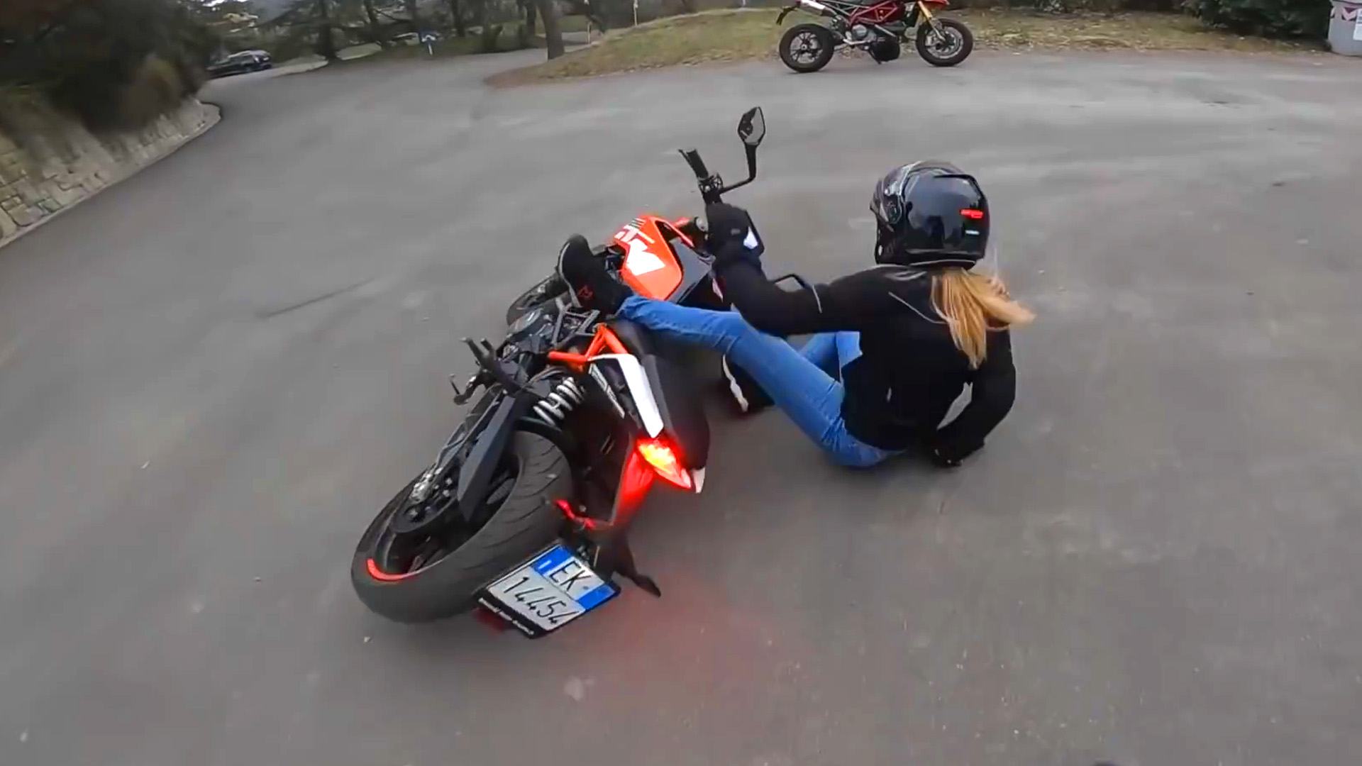 prima-lezione-di-moto-andata-male-ma-lei-ha-continuato