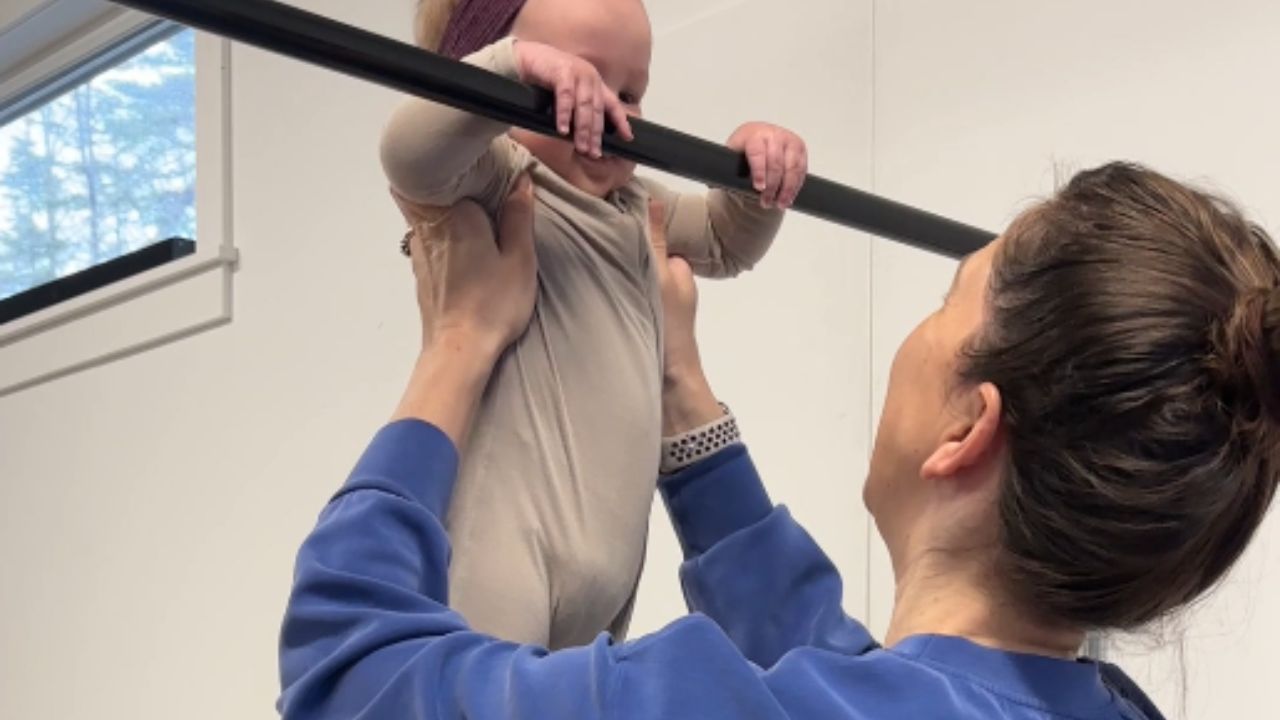 Seven-month-old daughter amazes mom on gymnastics bar