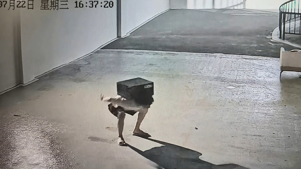 Man saves computer with ninja-like reflexes after slipping