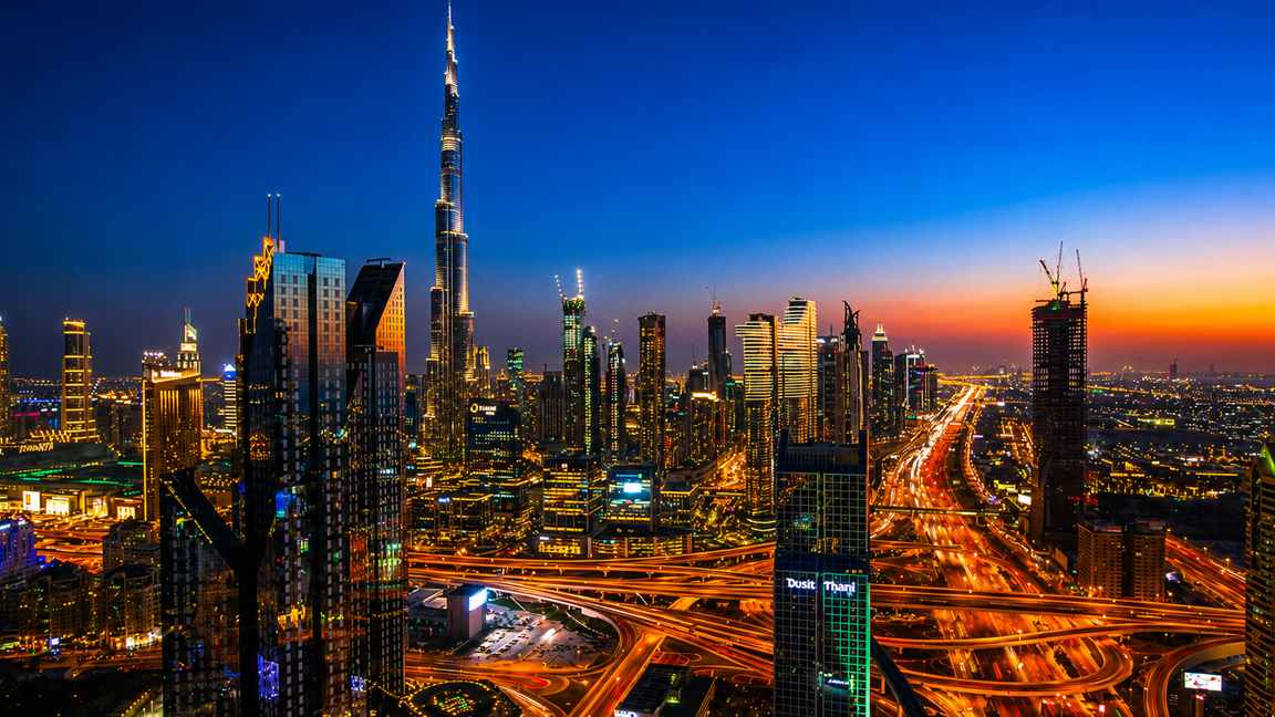Burj Khalifa destaca-se no horizonte de Dubai durante o entardecer