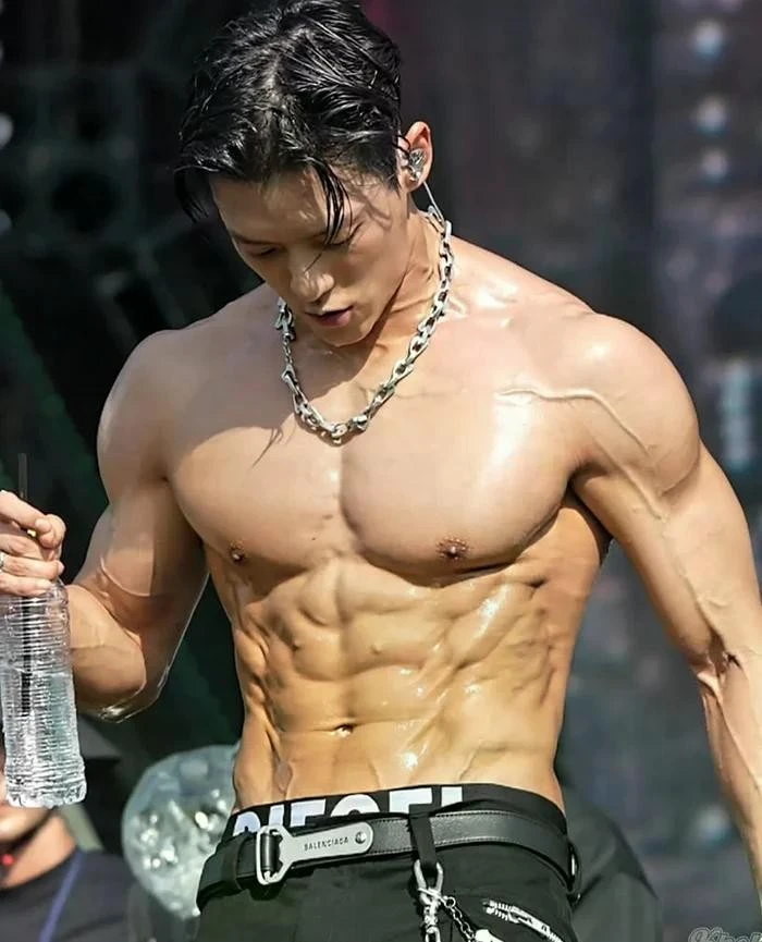 Nhóm nhạc nữ nhận chỉ trích vì trình diễn phản cảm