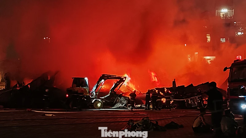 Hơn 70 cảnh sát chữa cháy dãy nhà hàng, kho xưởng ở phường Thanh Liệt