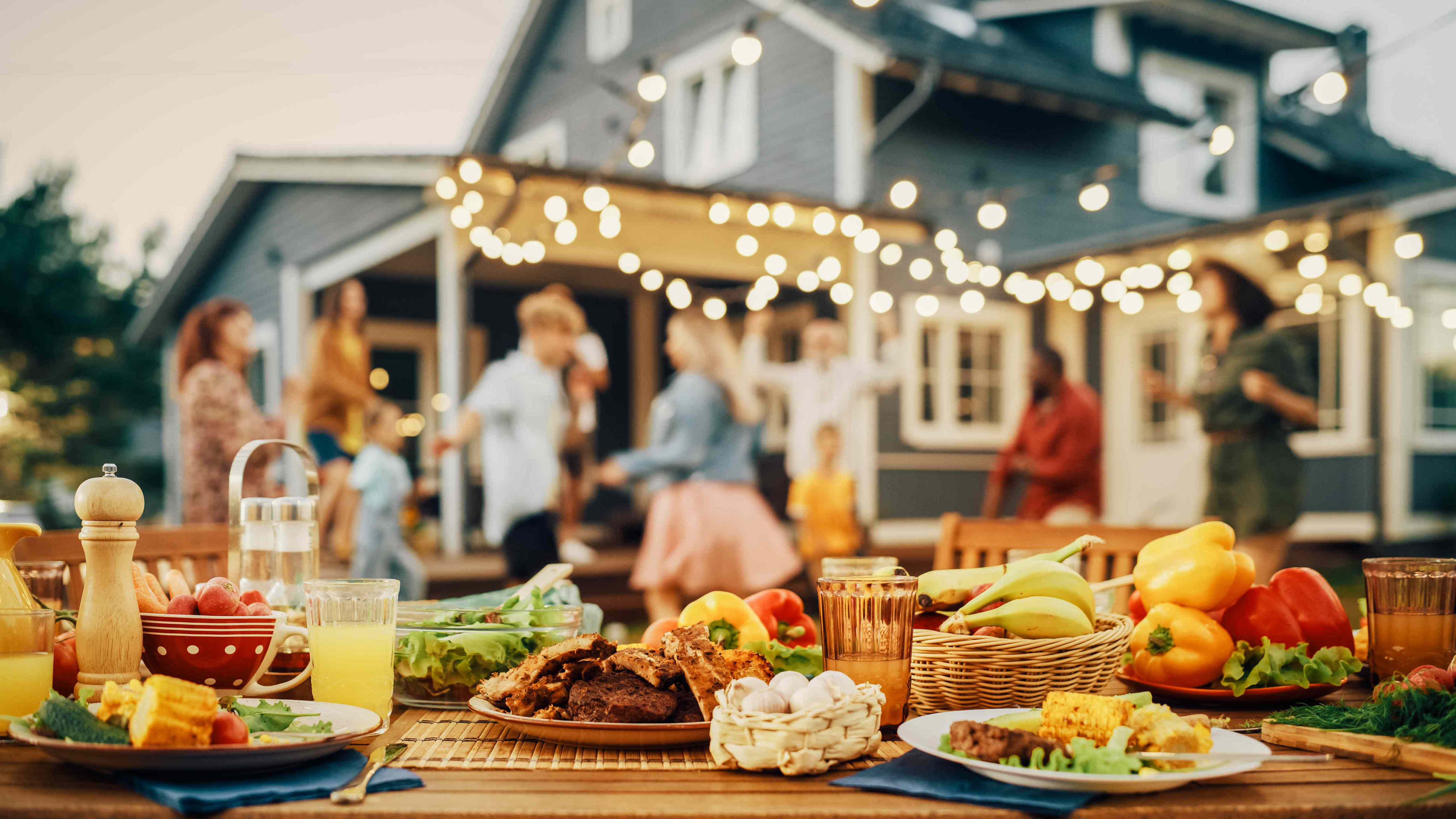 8 backyard barbecue etiquette rules you might be breaking