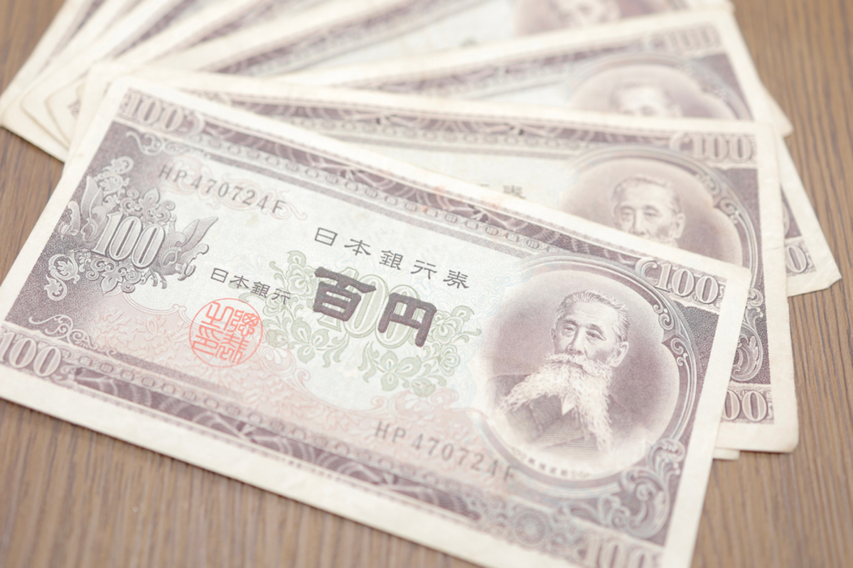 実家のタンスから「板垣退助の百円札」が出てきた!夫に「高く売れる」と言われたが、母が「縁起物だから捨てるな」と言って揉めてます。実際の価値はいくら?