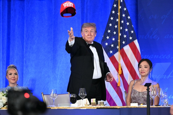Ông Trump chế giễu nhiều đối thủ, úp mở về nhiệm kỳ thứ ba
