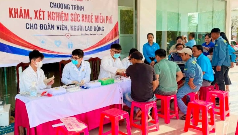 Khám sức khỏe và xét nghiệm tầm soát bệnh miễn phí cho người lao động tại Quảng Trị