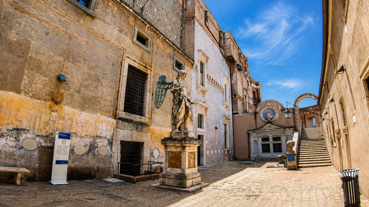 Cortili storici e statue di angeli a Castel Sant’Angelo (4K)