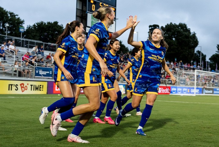 Royals set road scoring record in 4-1 win over Courage