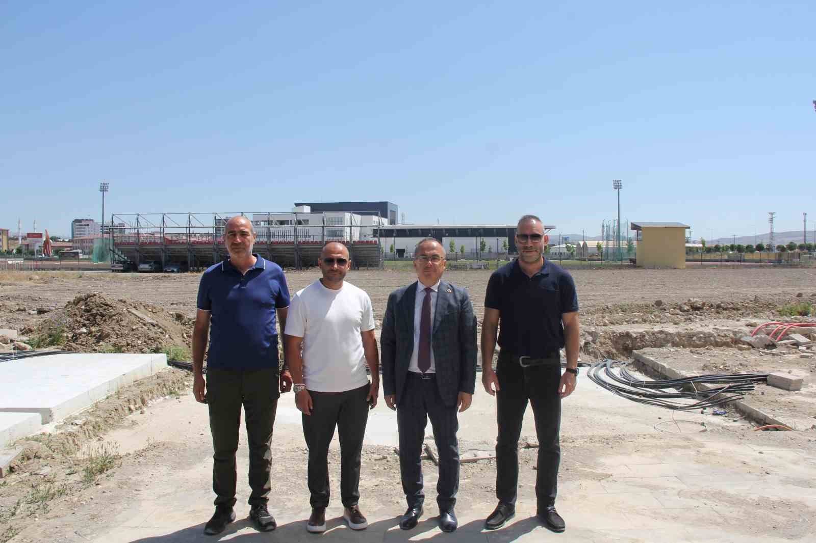 Sivas Spor Vadisi'ne Modern Sentetik Çim Futbol Sahası