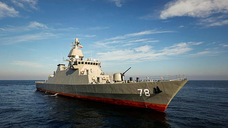 En esta foto, publicada en la página web oficial del Ejército de Irán el lunes 27 de noviembre de 2023, el destructor AP Photo
