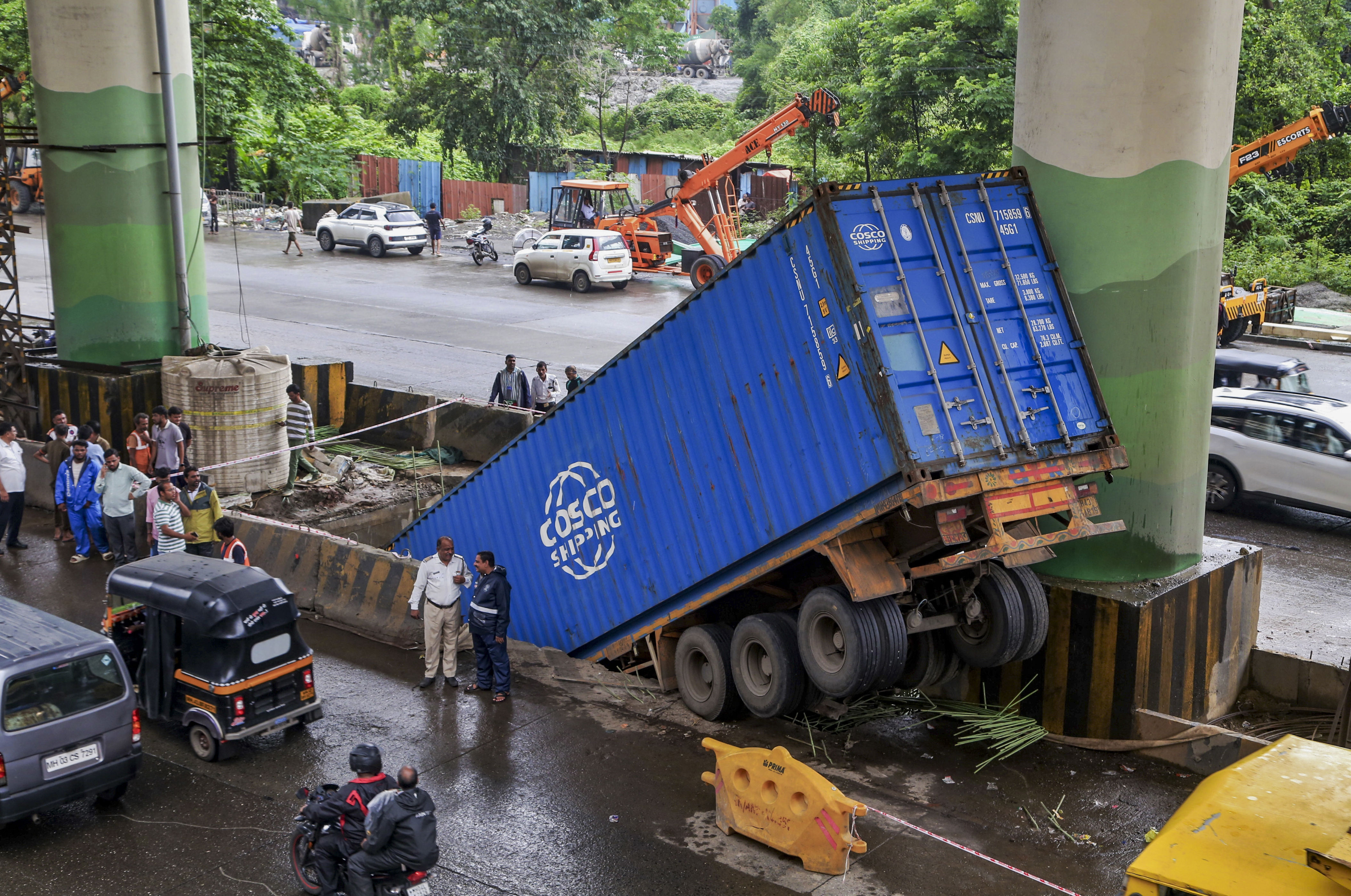 Container falls into 10-foot pit in Thane; driver injured
