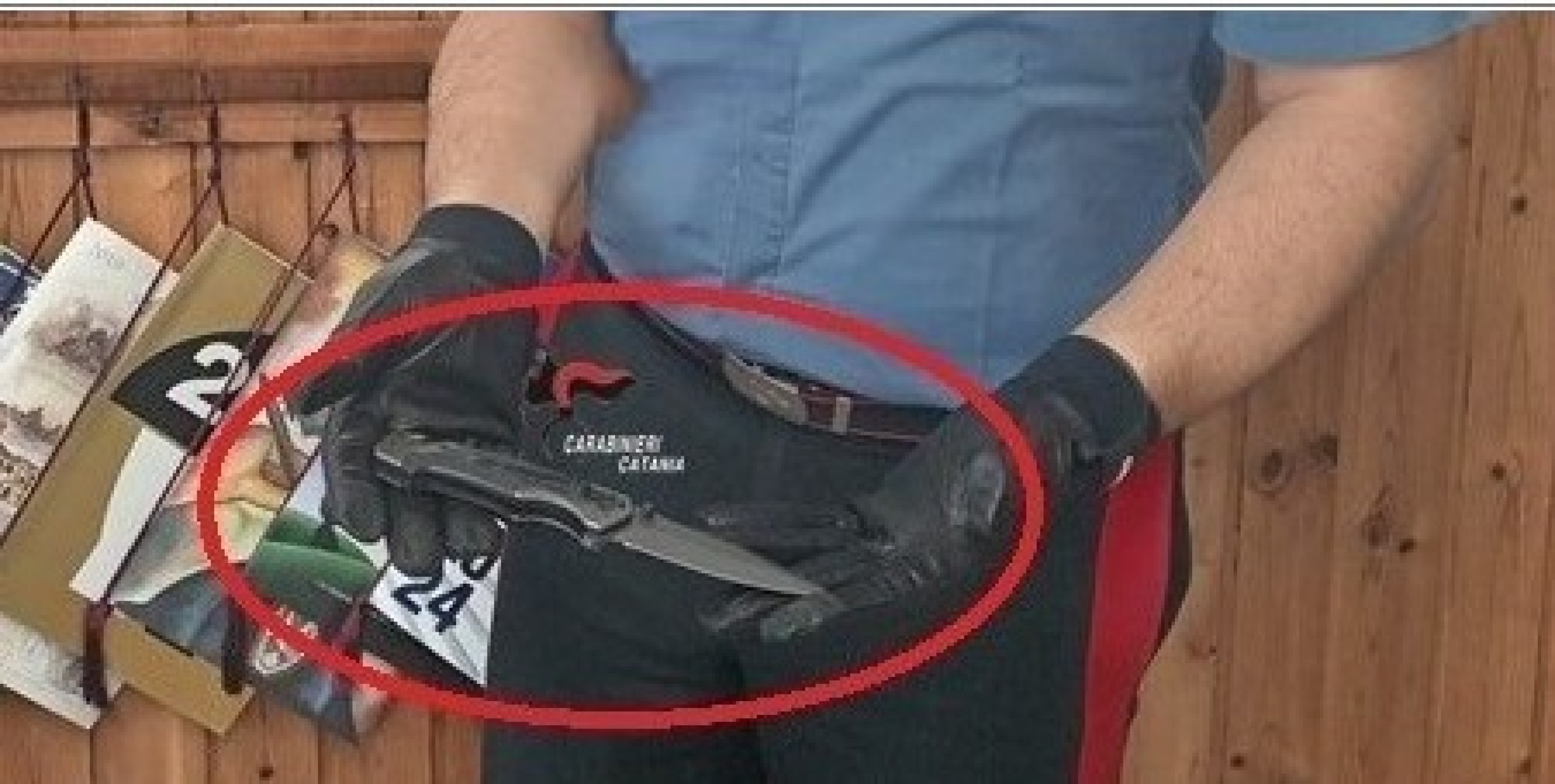 Colpito da un pallone lo scoppia con un coltello, 81enne denunciato