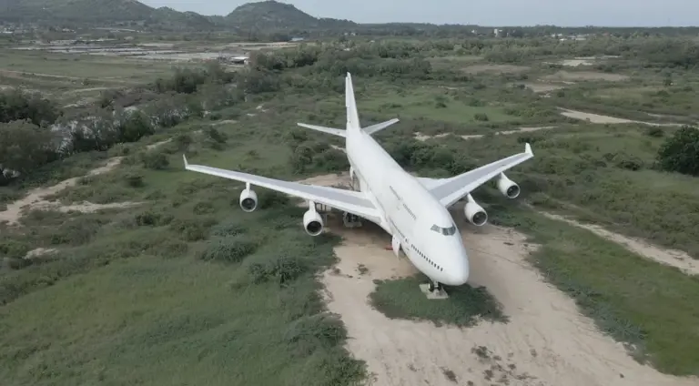 Man finds a Boeing 747 randomly sitting in a field in Thailand and ...