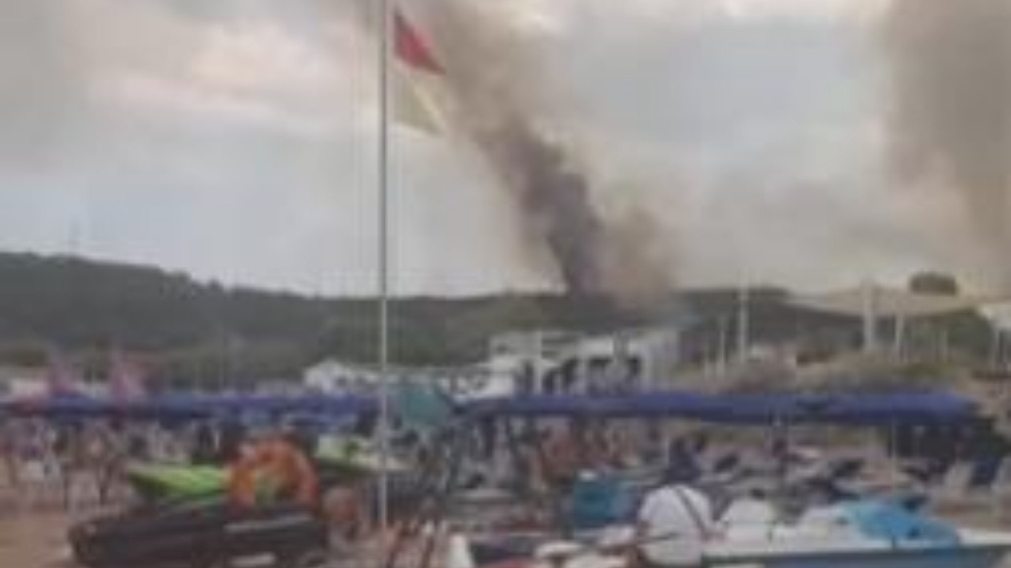 gargano-il-video-del-fronte-di-fumo-nero-che-si-affaccia-sulla-spiaggia