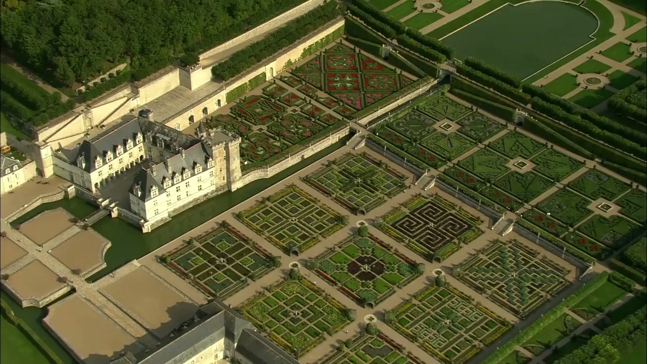 ヴィランドリー城、フランス：ルネサンス庭園のドローンビュー