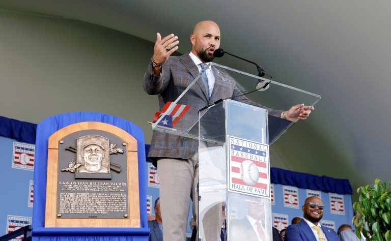 Carlos Beltrán, nuevo miembro del Salón de la Fama del Béisbol, pronuncia su discurso durante la ceremonia de incorporación celebrada en el Clark Sports Center el 26 de julio de 2026 en Cooperstown, Nueva York