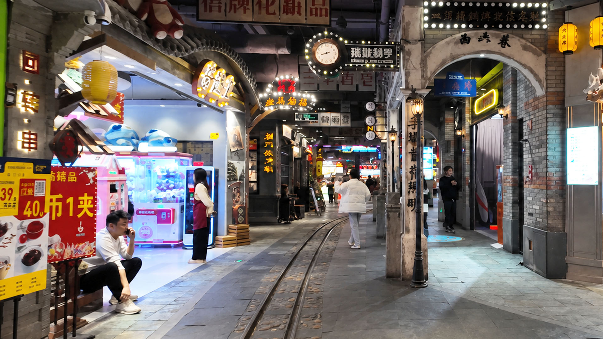 China built an underground shopping mall around a railway