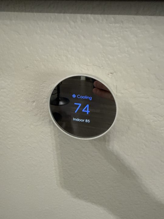 Tenants say broken AC unit left them in hot Las Vegas apartment for days