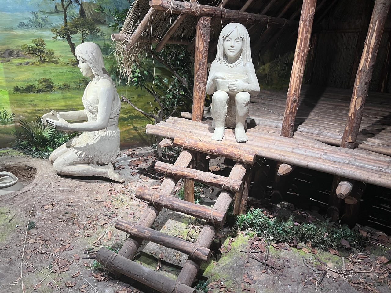 独家：2026年07月27日，国内博物馆展厅内，复原先民生活场景泥塑依次陈列